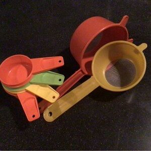 Vintage Tupperware 4pc measuring set and vintage screened strainer 2pc set